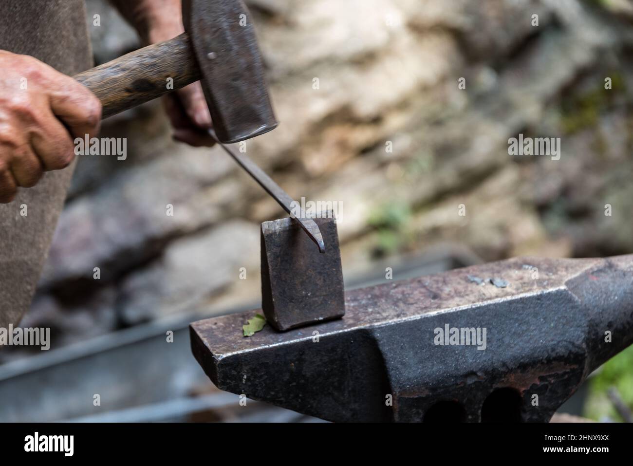 Artesanía Forjar sobre un yunque - metalurgia en detalle de forja Foto de stock