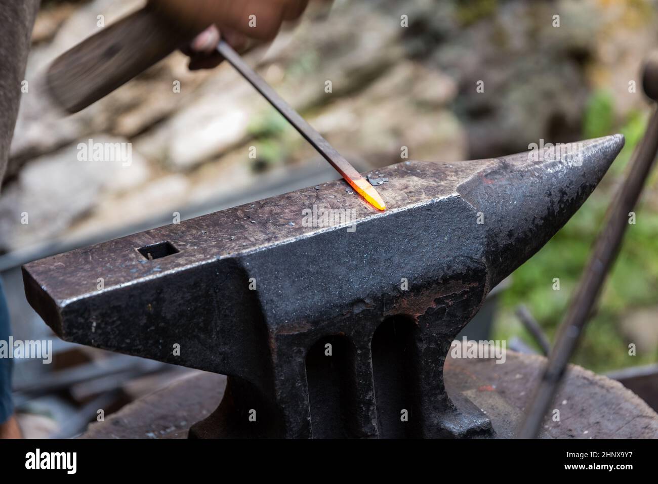 Herreros - artesanía antigua de metalurgia en el yunque, detalle Foto de stock