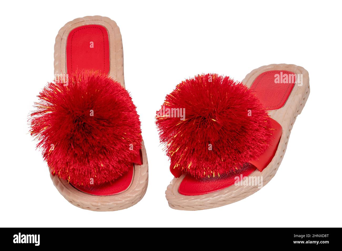 Botas y zapatillas para mujer. Primer plano de una zapatilla para mujer con  pompones rojos aislados sobre un fondo blanco. Moda de sandalias. Macro  Fotografía de stock - Alamy