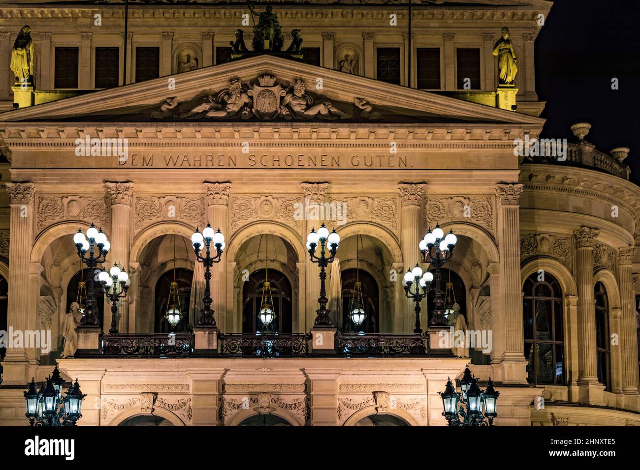 Fachada de Alte Oper por la noche en Frankfurt, Alemania. Alte Oper es una sala de conciertos construida en 1970s en el sitio de la antigua Casa de la Ópera Foto de stock