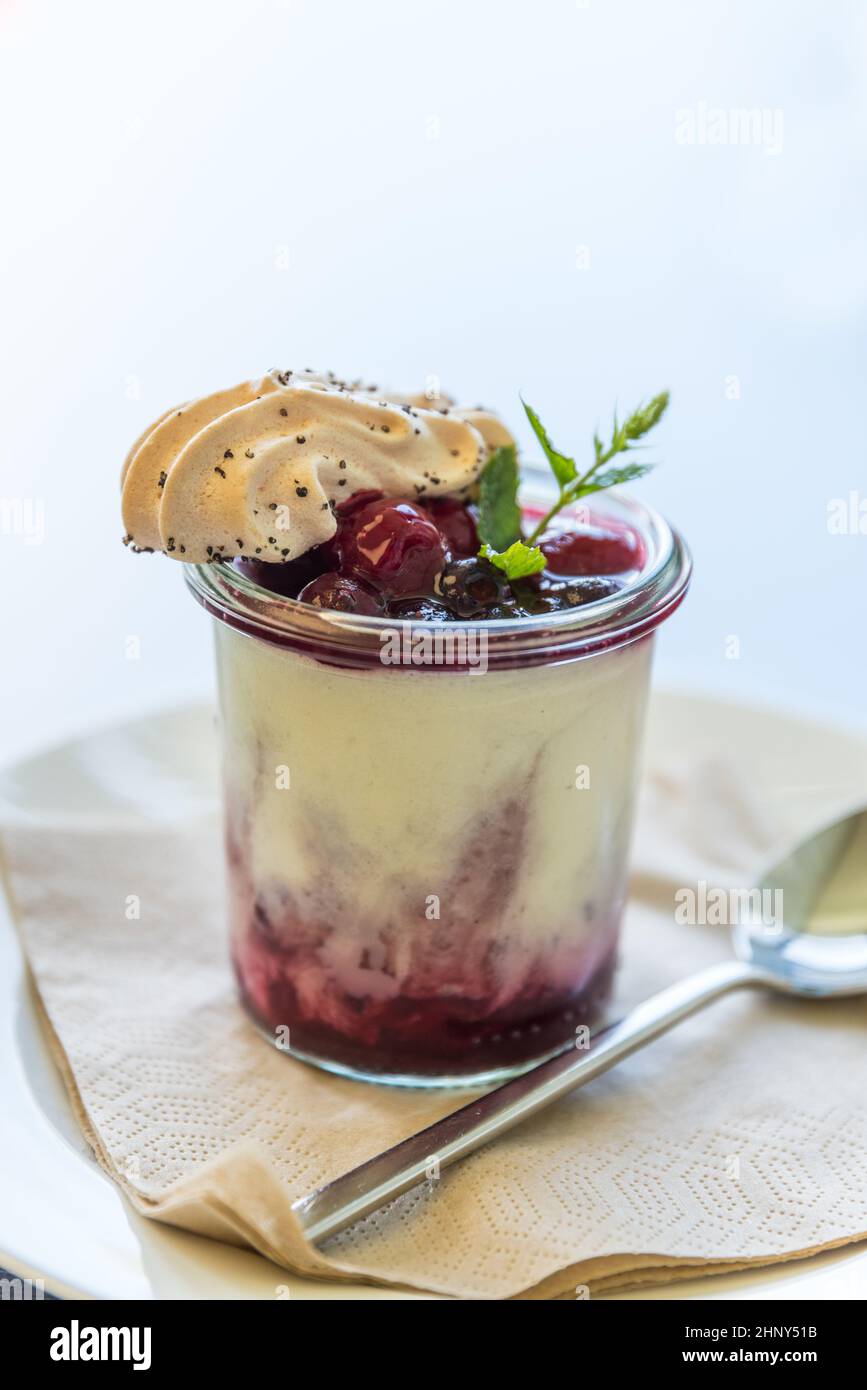 Crema bávara con bayas asadas - delicioso postre crème bavaroise, frutas Foto de stock
