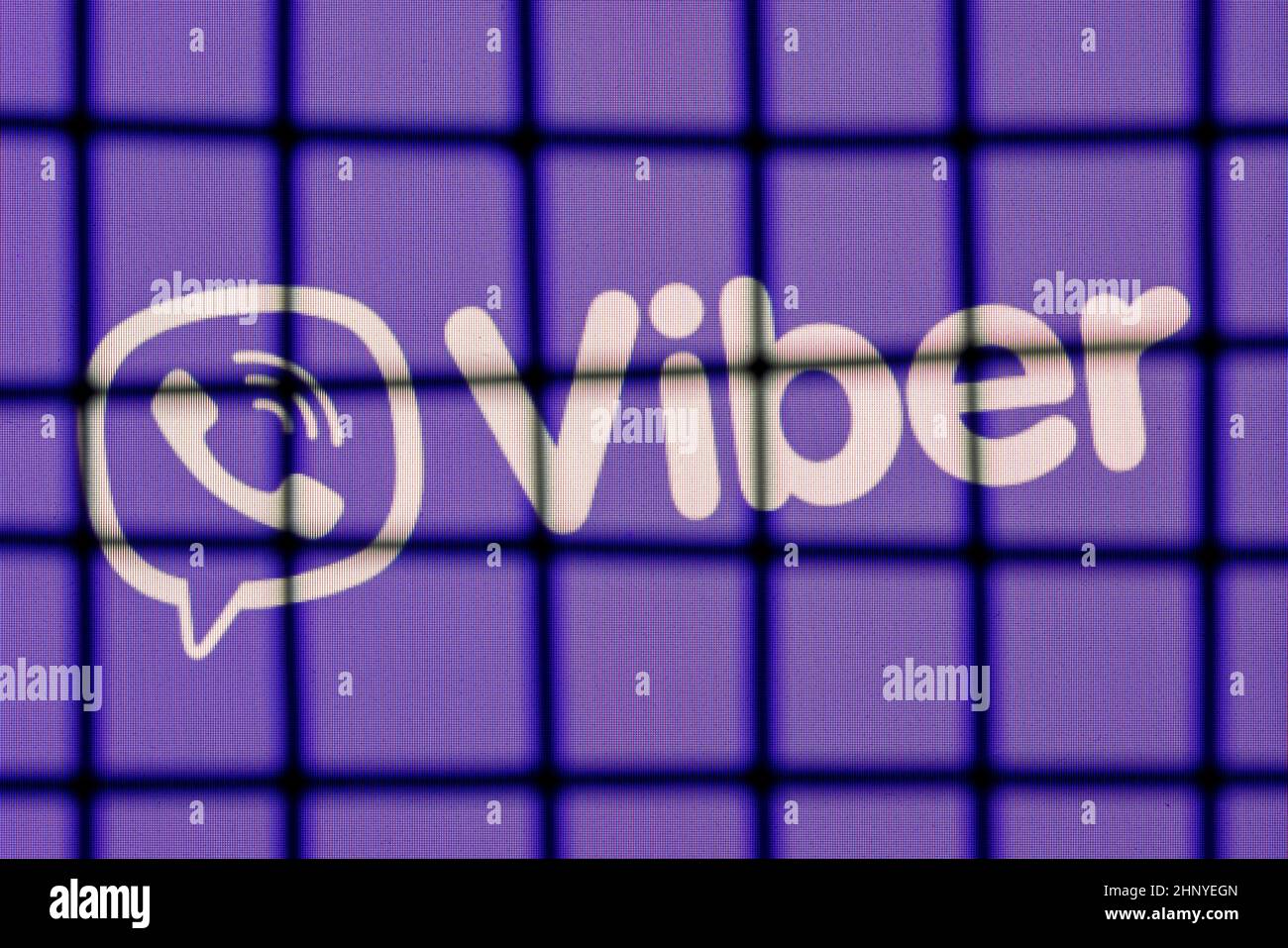 El logotipo del servicio de mensajería instantánea Viber detrás de las barras. El concepto de censura y prohibición Viber. Foto de stock