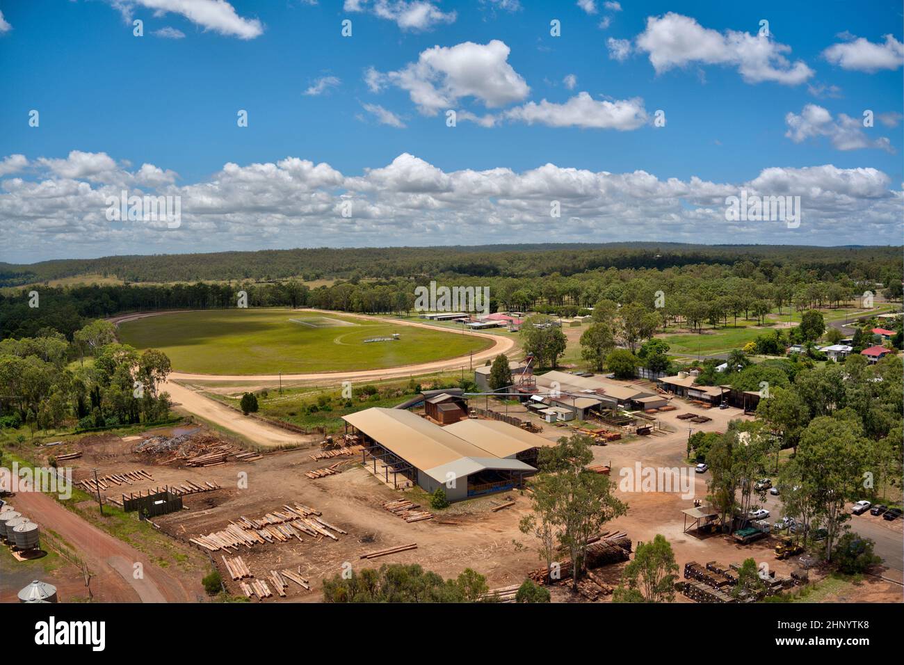 Aéreo de molino de madera y recinto ferial en Wondai Queensland Australia Foto de stock