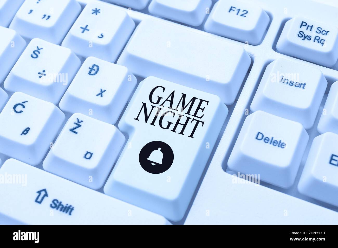 Muestra que muestra Game Night, concepto de Internet normalmente se llama en  las fechas de juego para adultos como el póquer con amigos creando Programa  de plataforma de chat en línea, Typ