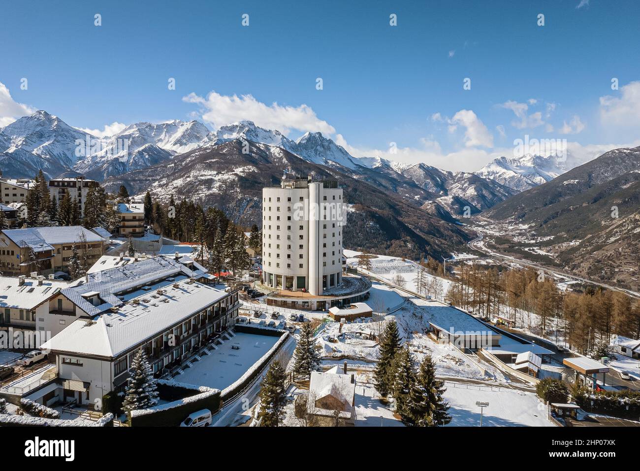 Sobre la vista de Sauze d'Oulx pueblo de montaña en la zona de esquí de los Alpes Vía Láctea. Sauze d'Oulx, Italia. Febrero 2022 Foto de stock