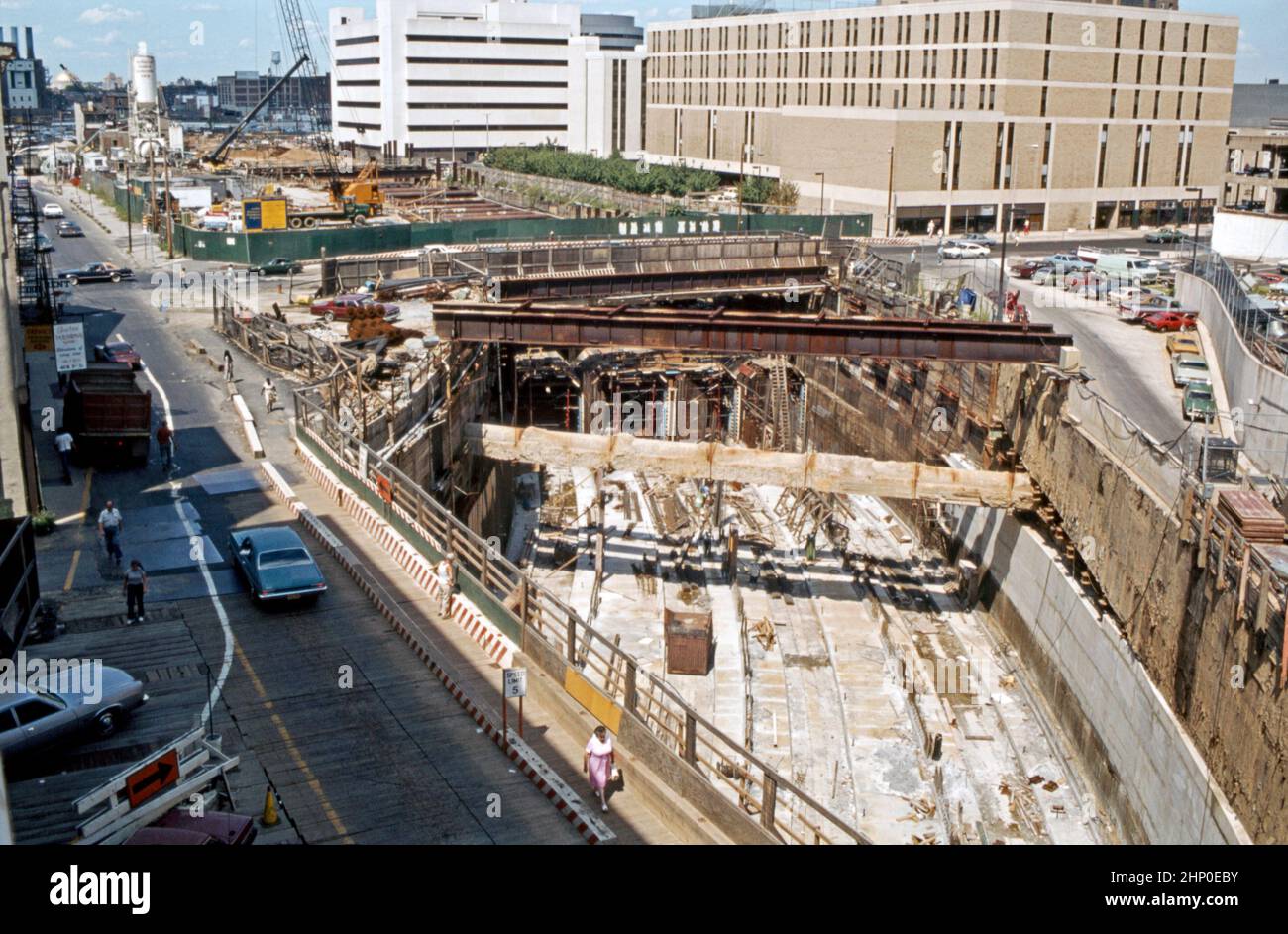 Se están realizando trabajos bajo tierra en julio de 1980 en la Conexión de Commuter Center City de Filadelfia (CCCC o “el túnel de transporte”), una conexión de tren en Center City, Filadelfia, Pensilvania, EE.UU. Se construyó, principalmente como un proyecto de «corte y cobertura», para conectar los extremos de los dos sistemas de ferrocarril de cercanías. Ahora la mayoría de las líneas ferroviarias regionales DE SEPTA pasan a través del túnel de cuatro vías. Las obras comenzaron en 1978. El CCCC abrió sus puertas en 1984. El trabajo implicó apuntalar la histórica terminal de lectura y mantener los servicios públicos intactos durante la construcción (como se muestra aquí) – una fotografía vintage de 1980s. Foto de stock