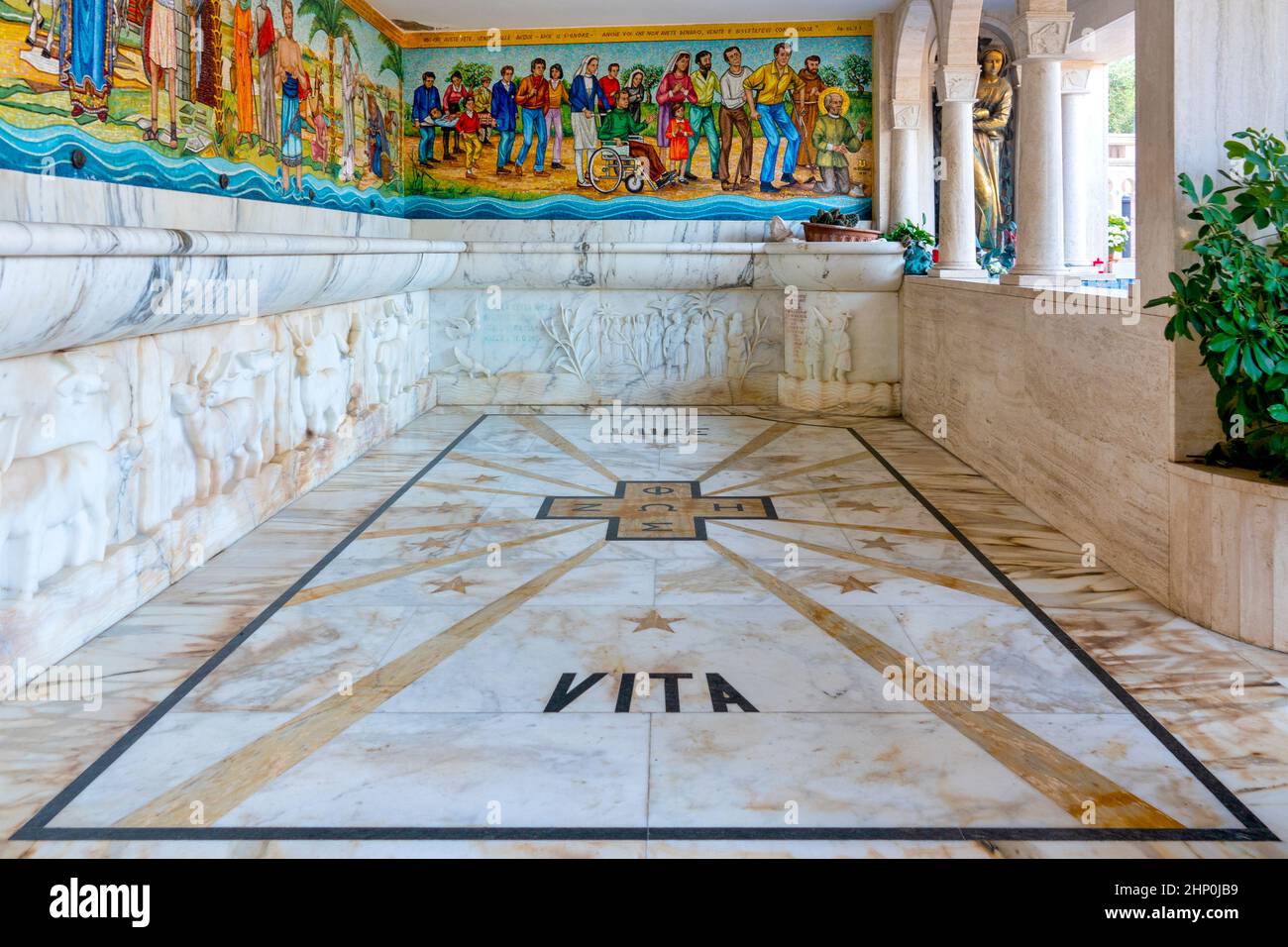Fuente de agua de manantial milagrosa en el Santuario Madonna del Esplendor en Giulianova, Italia Foto de stock