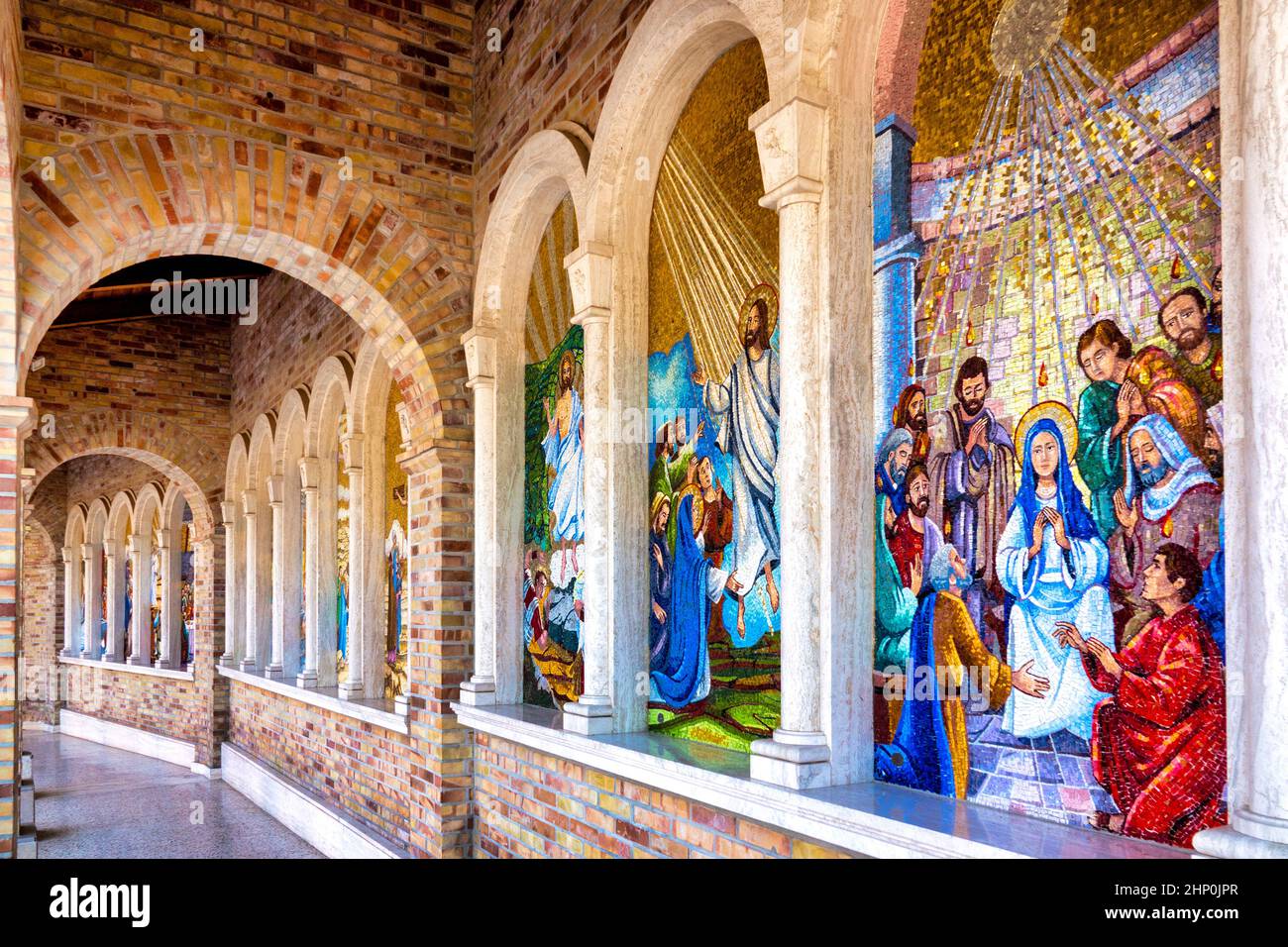 Mosaicos en el exterior del Santuario Madonna del Esplendor en Giulianova, Italia Foto de stock
