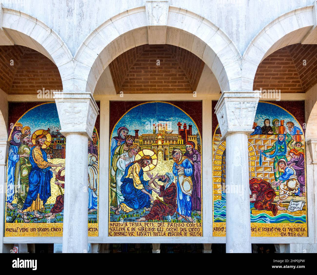 Mosaico en el Santuario Madonna del Esplendor en Giulianova, Italia Foto de stock