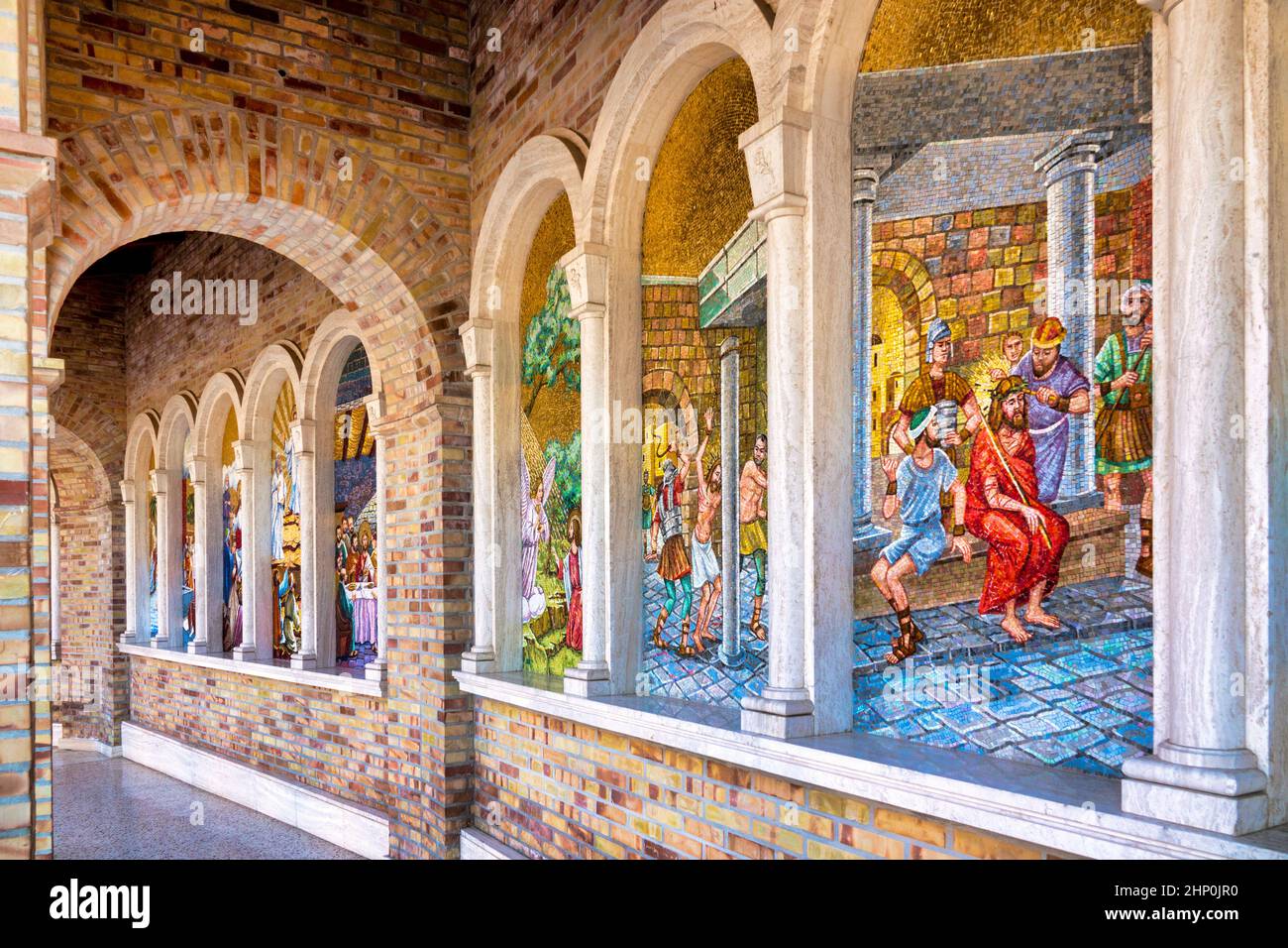 Mosaicos en el exterior del Santuario Madonna del Esplendor en Giulianova, Italia Foto de stock