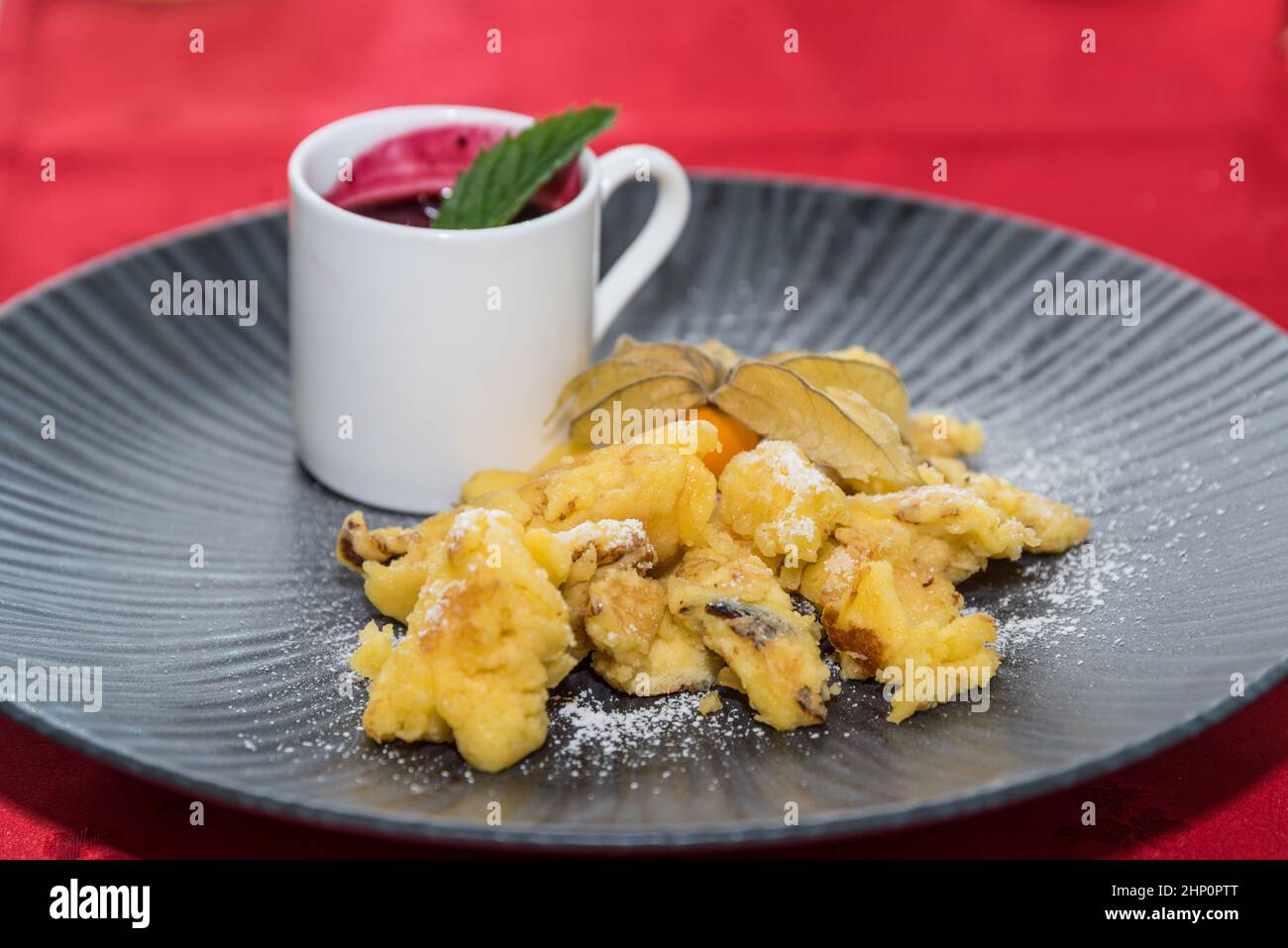 Kaiserschmarrn - especialidad austriaca o tortitas con asado de arándanos Foto de stock