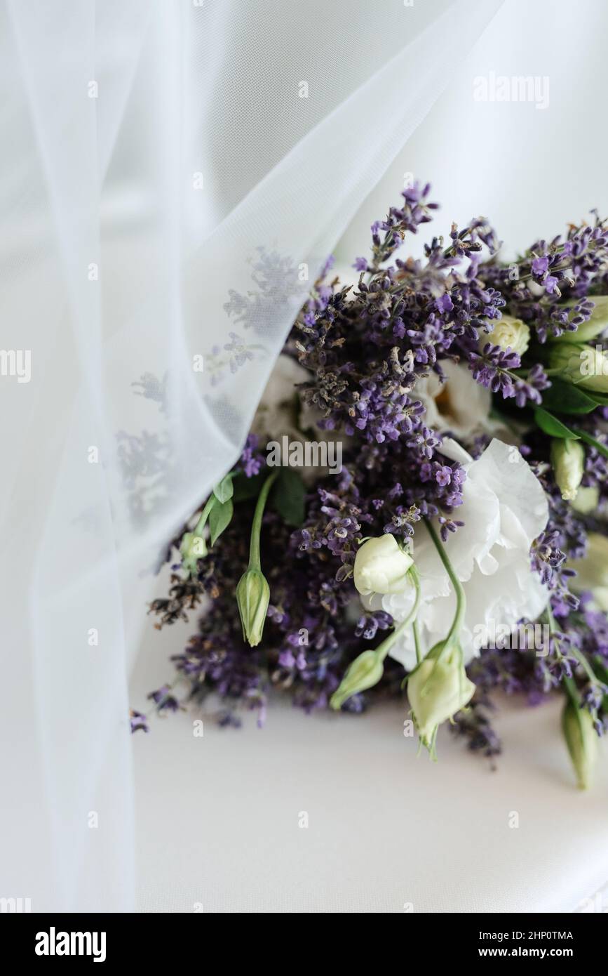 lavanda elegante ramo de bodas de flores naturales frescas y verdor  Fotografía de stock - Alamy
