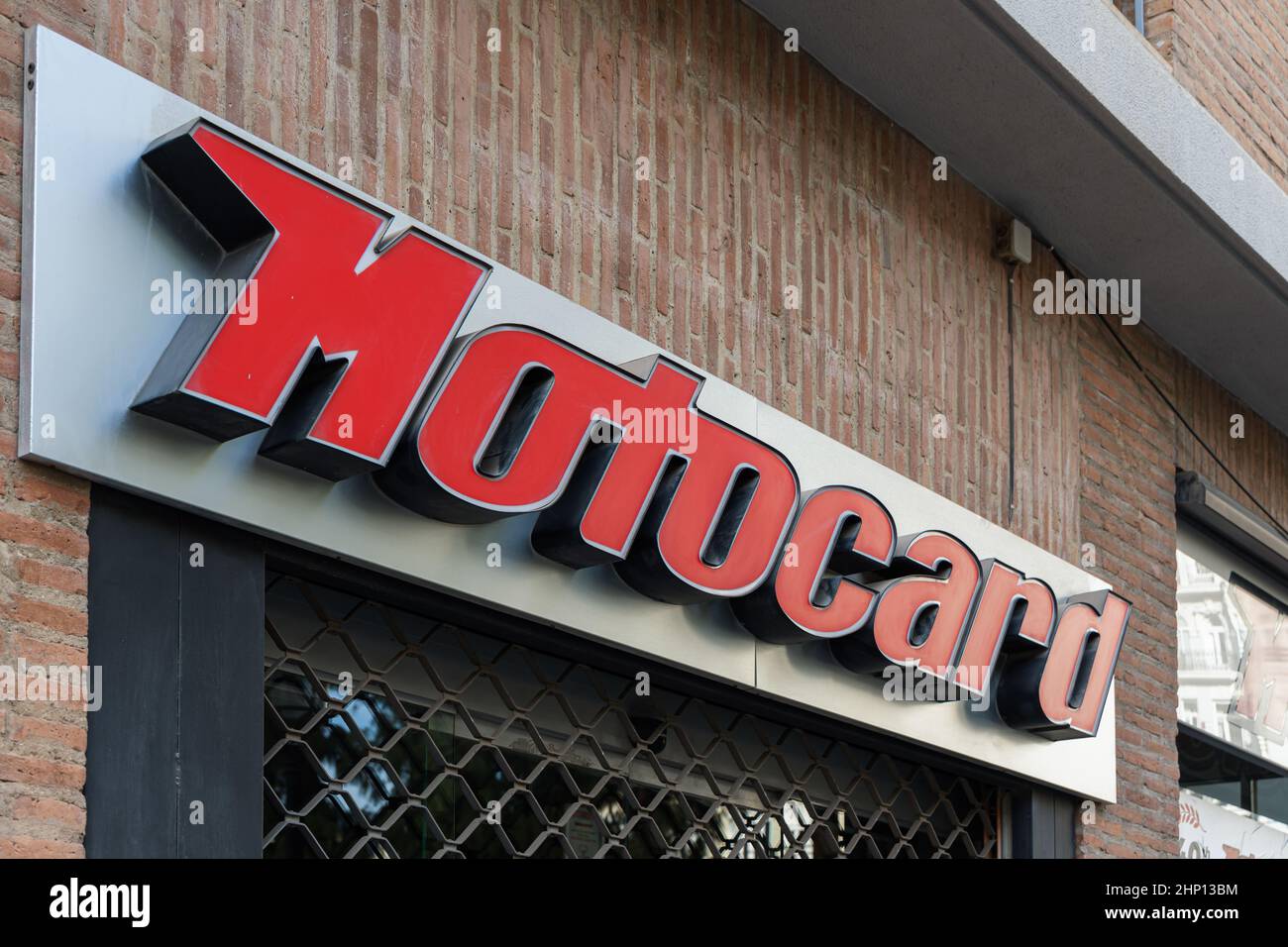 VALENCIA, ESPAÑA - 15 DE FEBRERO de 2022: Motocard es una tienda de  accesorios y equipos para motocicletas Fotografía de stock - Alamy