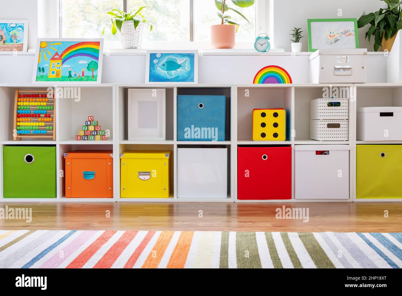 Vivero blanco con y cajas de colores. Símbolo conceptual del preescolar, kindergarten o gabinete del niño Fotografía de stock - Alamy