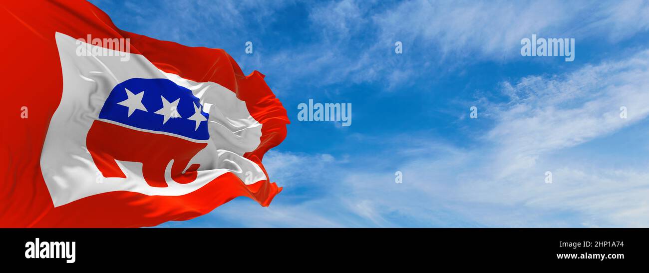 Minsk, Bielorrusia - Mayo, 2021: Partido Republicano Americano, Bandera de  los Estados Unidos ondeando sobre el fondo del cielo al atardecer, vista  panorámica. Espacio de copia para pancarta ancha. 3d enfermos Fotografía