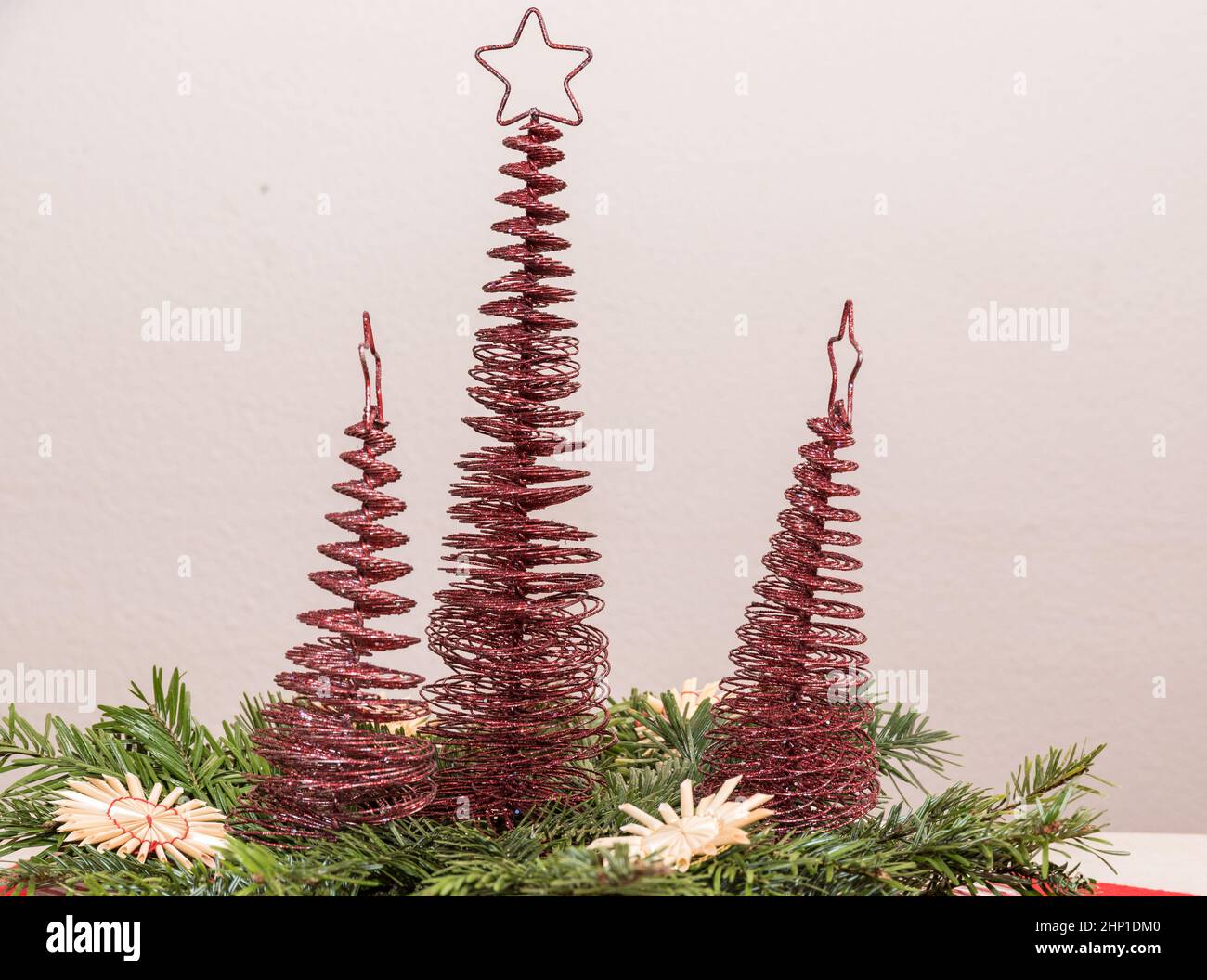 Pequeño árbol de Navidad con estrella como decoración de mesa en Adviento - espacio de copia Foto de stock