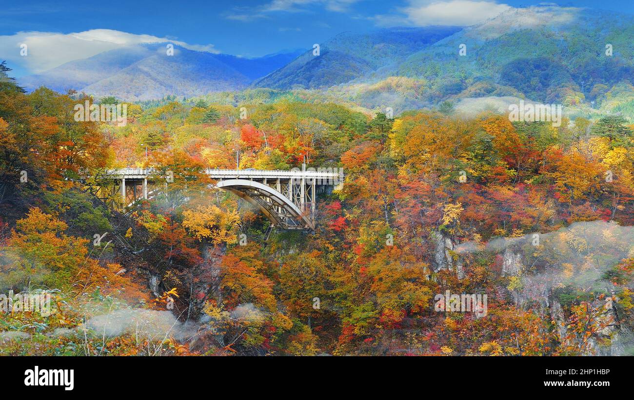 El valle de Naruko Gorge con túnel ferroviario en Miyagi Tohoku Japón Foto de stock