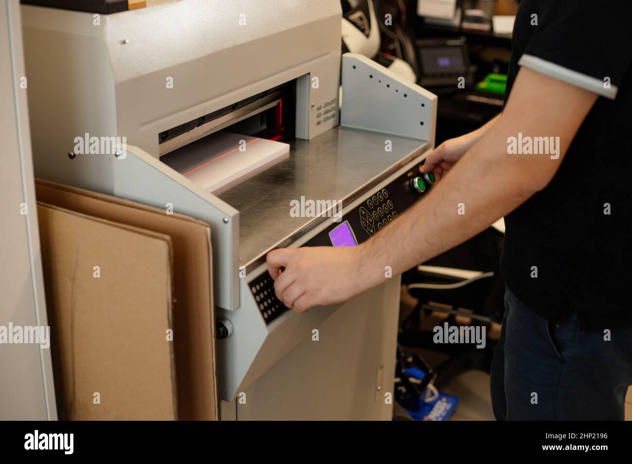 Paper cutter machine fotografías e imágenes de alta resolución - Alamy