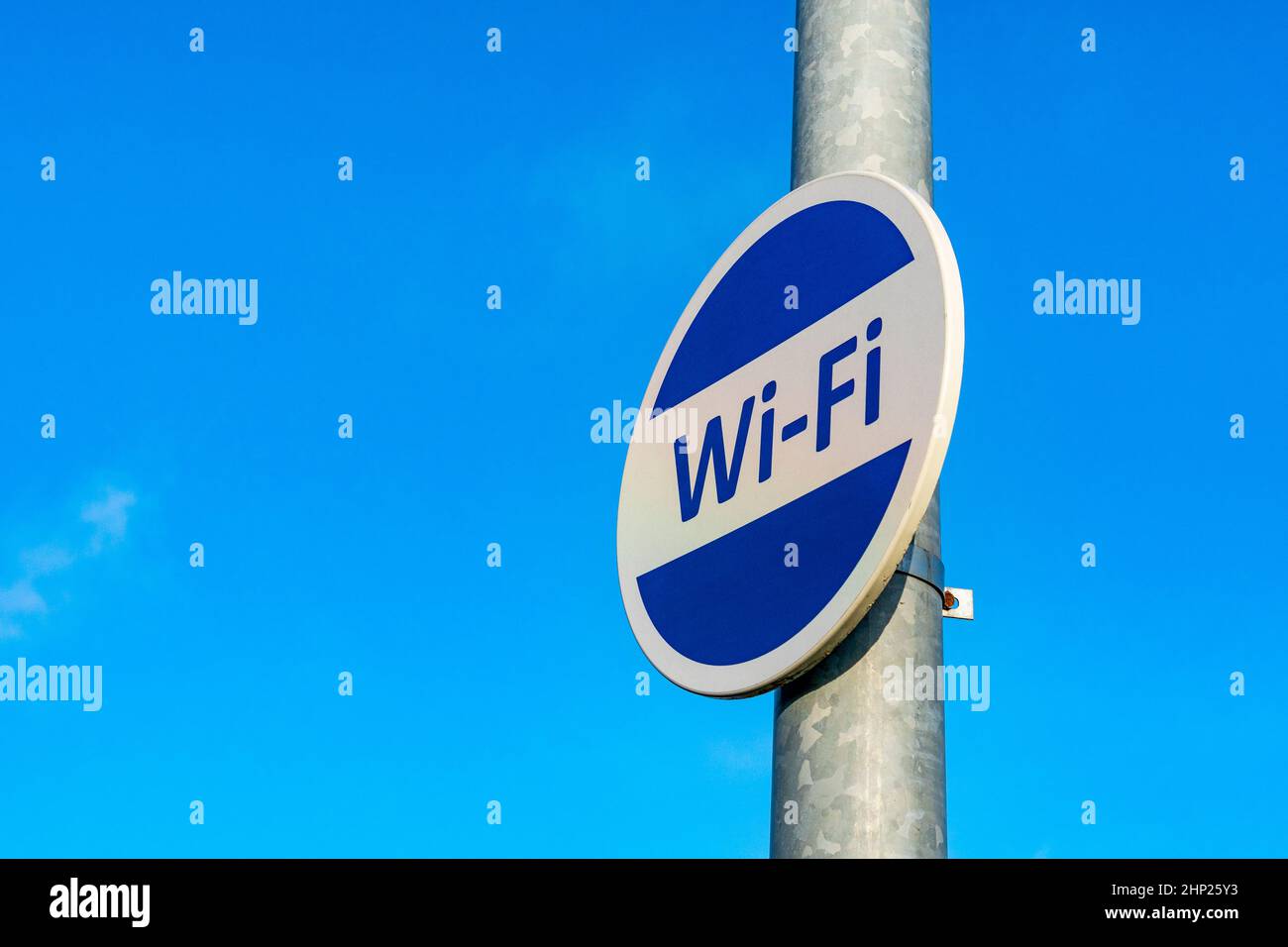 Señal de WiFi gratuita sobre un fondo azul cielo Foto de stock