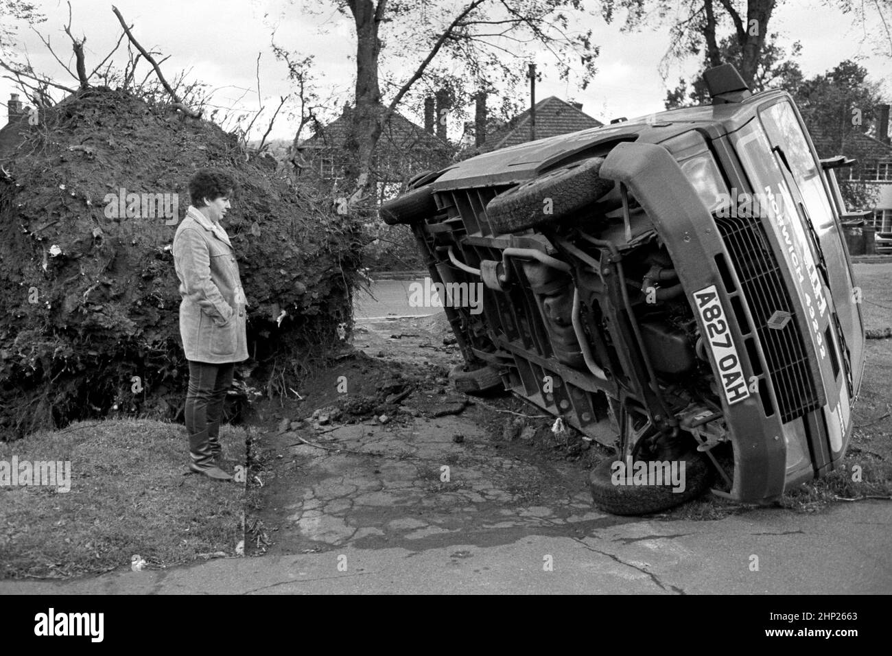 Foto de archivo fechada el 16/10/1987 de un transeúnte mirando un camión que estaba estacionado en Mote Road, Maidstone, hasta que fue volado por un árbol cuando fue desarraigado después de la Gran Tormenta de 1987. Fecha de emisión: Viernes 18 de febrero de 2022. Foto de stock