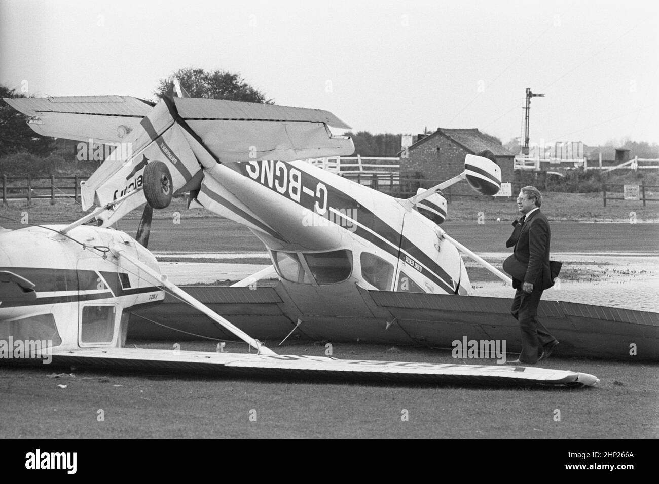 Foto del archivo fechada el 16/10/1987 de dos de los 27 aviones ligeros en el aeropuerto de Shoreham que fueron dañados después de la Gran Tormenta de 1987. Fecha de emisión: Viernes 18 de febrero de 2022. Foto de stock