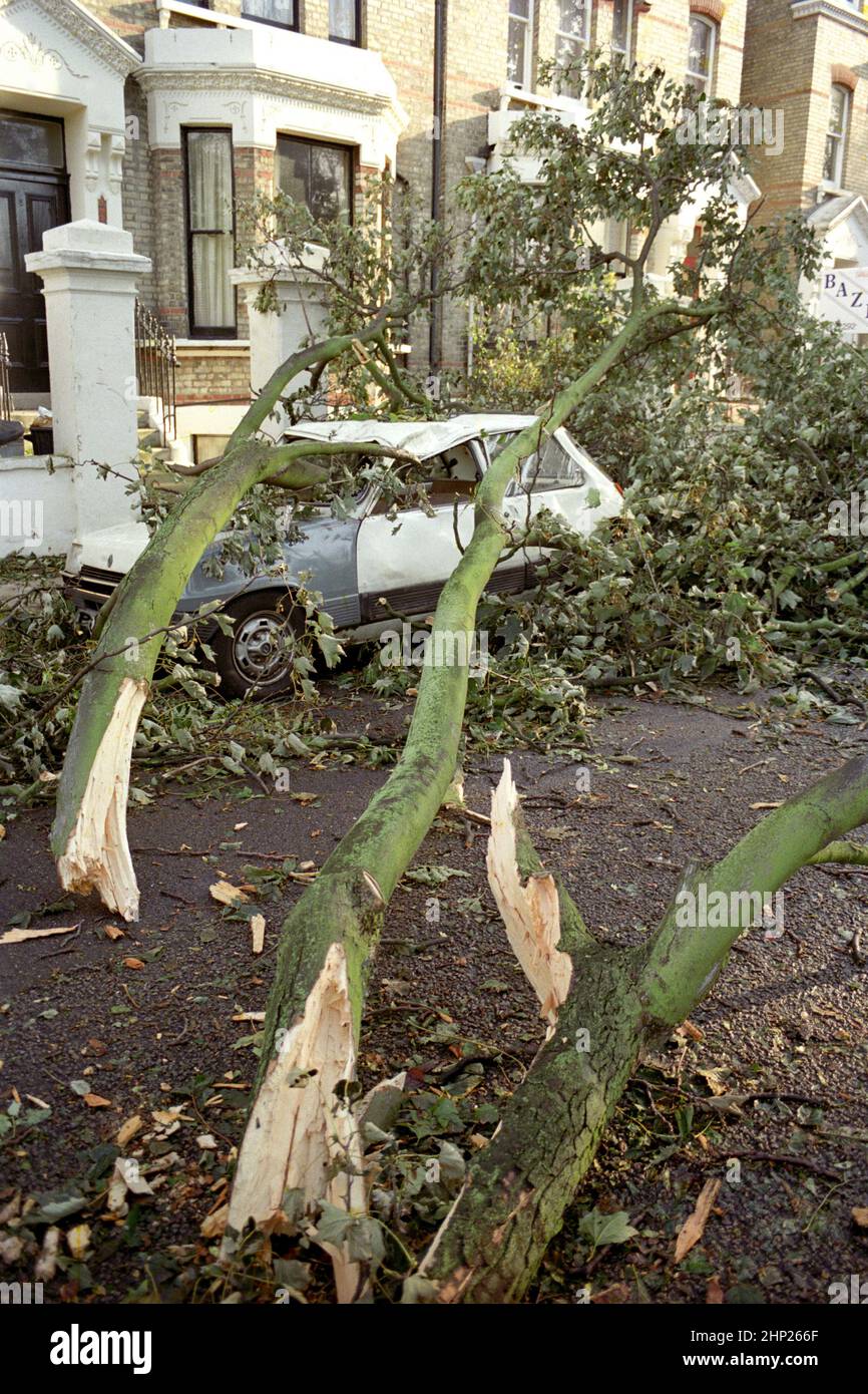 Foto del archivo fechada el 16/10/1987 de los coches destruidos después de la Gran Tormenta de 1987. Fecha de emisión: Viernes 18 de febrero de 2022. Foto de stock