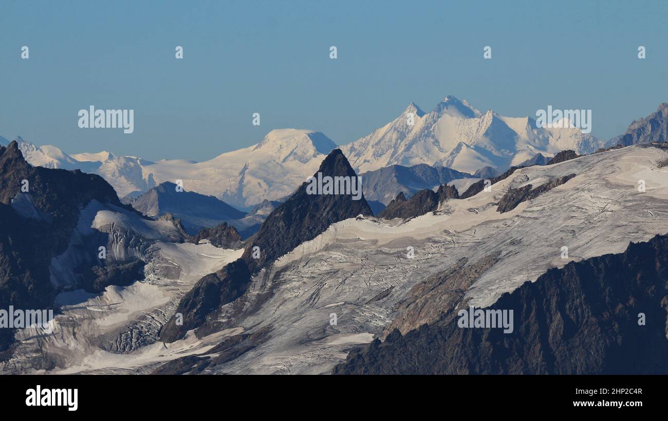 Nevadas en las altas montañas de los Alpes suizos. Foto de stock