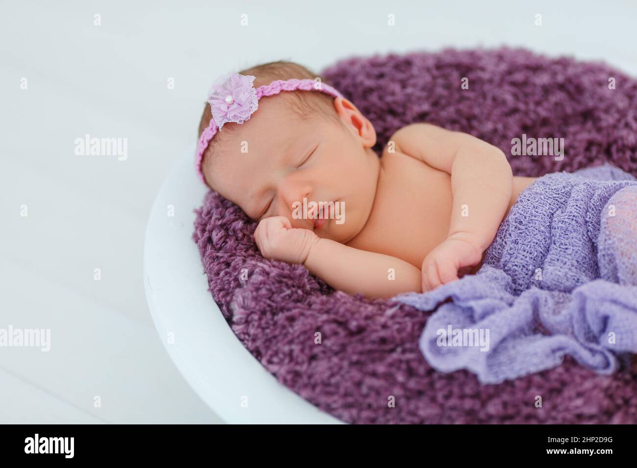 Bebé recién nacido una niña con ropa rosa suave duerme dulcemente