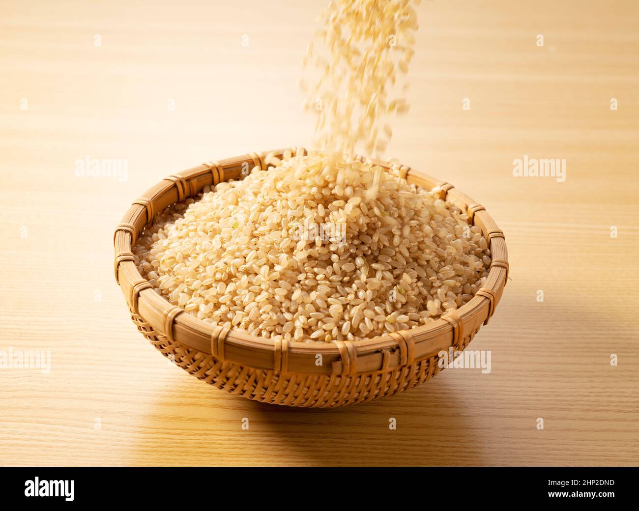 Arroz En Un Colador En Un Fregadero De Cocina Foto de archivo