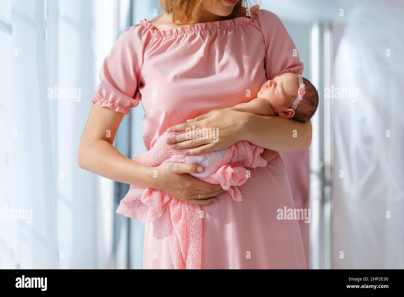 Bebé recién nacido una niña con ropa rosa suave duerme dulcemente
