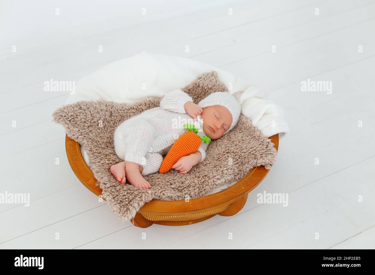 Bebé durmiendo en la canasta fotografías e imágenes de alta resolución -  Página 7 - Alamy