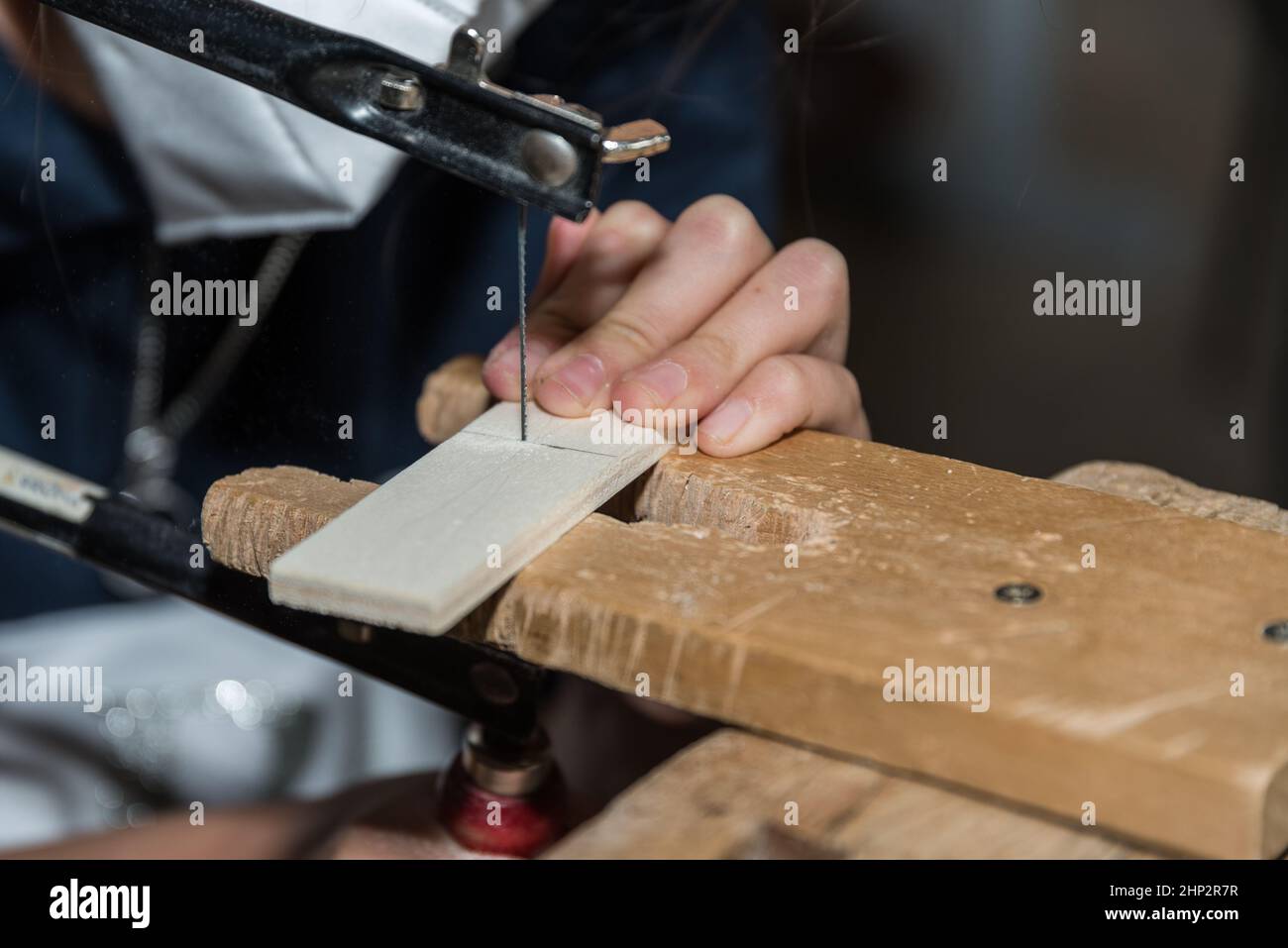 Herramienta de corte - primer plano de carpintería con sierra de mano, hoja de sierra Foto de stock