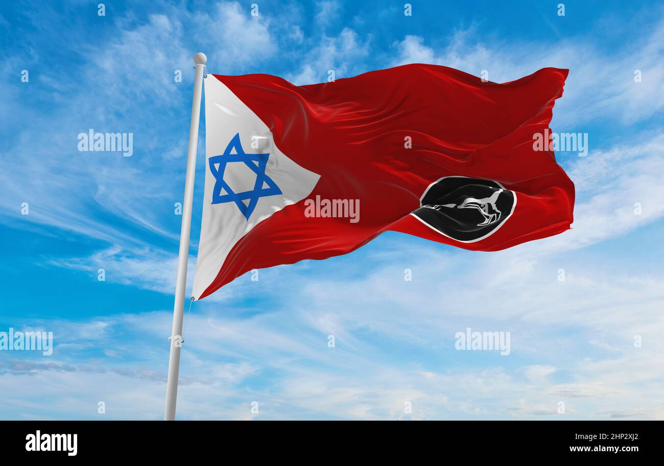 Bandera del Mando Central de las FDI, Israel al cielo nublado al atardecer, vista panorámica. Concepto de viaje y patriota israelí. Espacio de copia para Wide banne Foto de stock