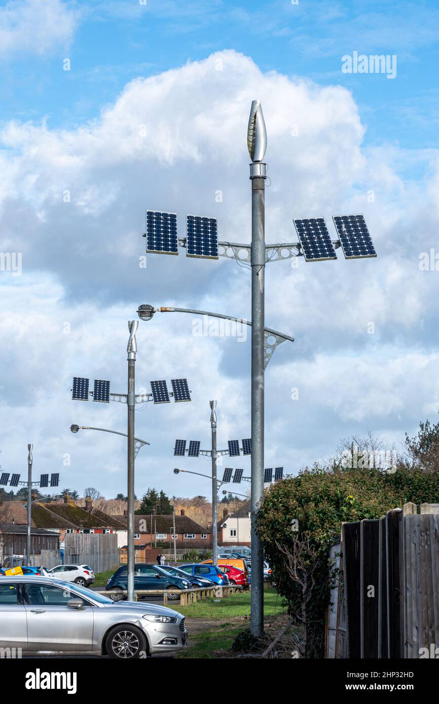 Paneles combinados de energía eólica y solar que generan energía renovable en el aparcamiento Old Woking, Surrey, Inglaterra, Reino Unido Foto de stock