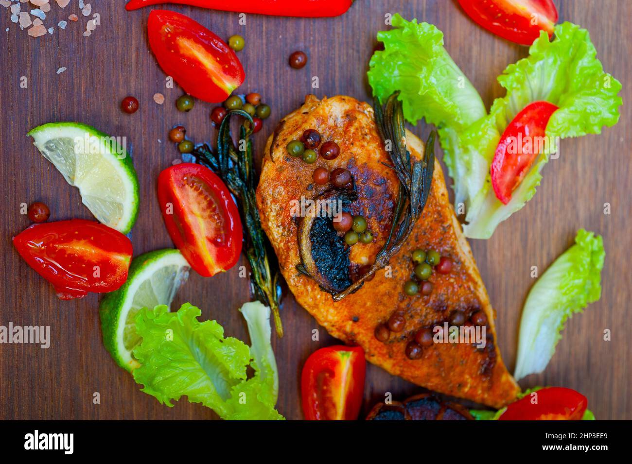 pechuga de pollo cocida al horno a leña con hierbas especias y verduras Foto de stock