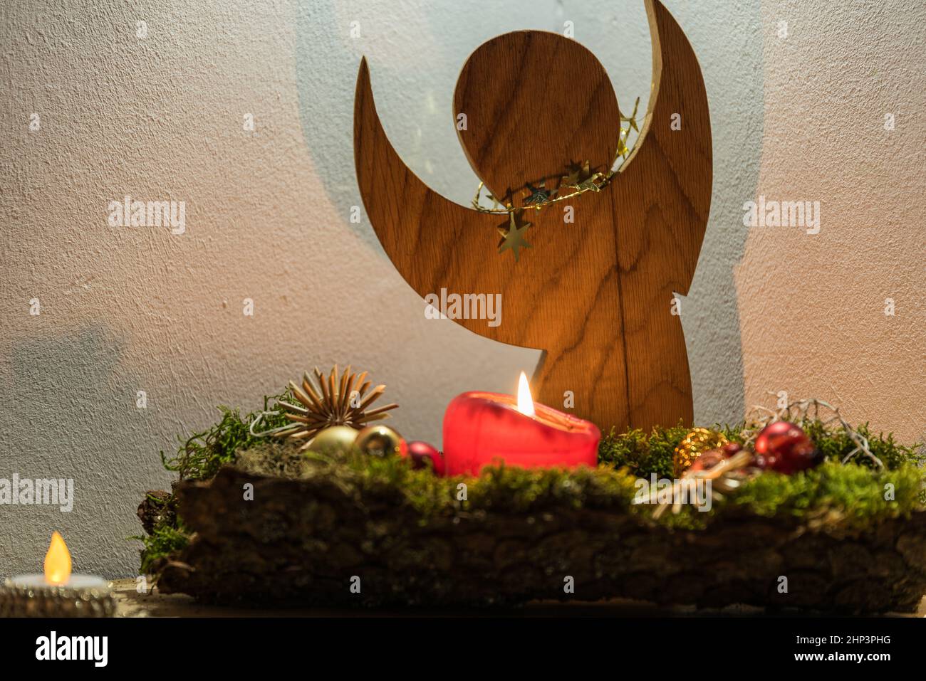 Figura de ángel hecha de madera y arreglo decorativo de Navidad - ángel de Navidad Foto de stock