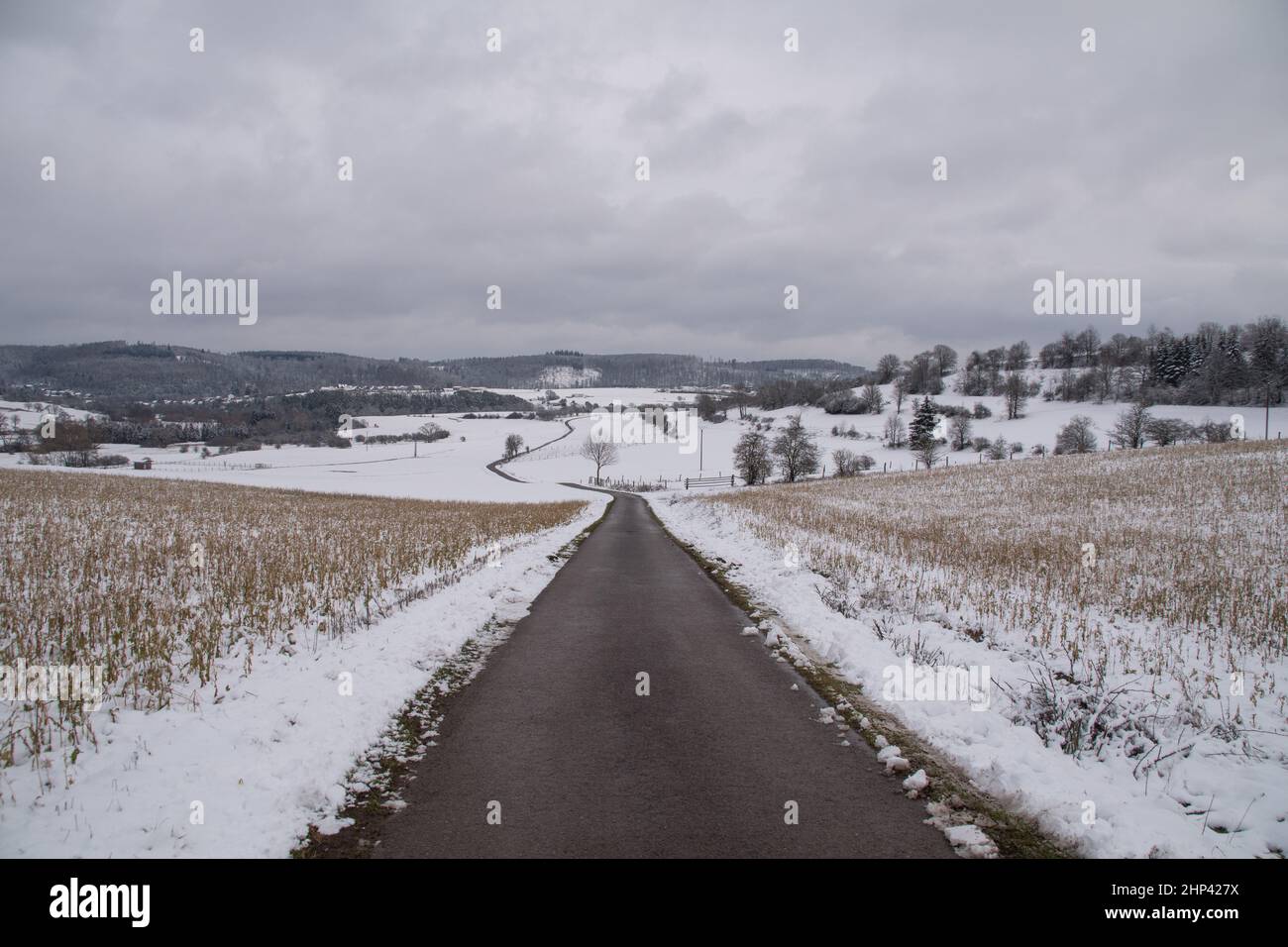 LandscLandscape cerca de la ciudad alemana llamada Hallenberg en invierno Foto de stock
