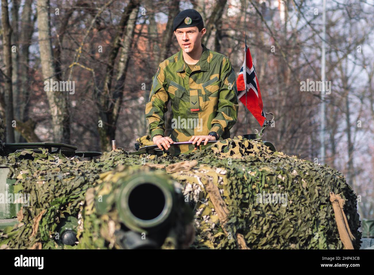 Tanque blindado del ejército noruego con revestimiento de cañón y camuflaje con soldado en él y bandera de Noruega, la fuerza de respuesta de la OTAN Foto de stock