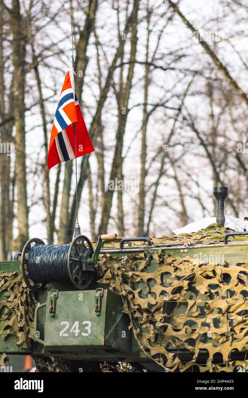 Tanque blindado del ejército noruego con revestimiento de cañón y camuflaje con bandera de Noruega, fuerza de respuesta de la OTAN Foto de stock