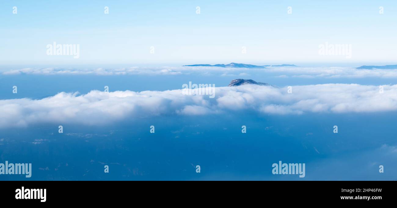 La ciudad de Aix-les-Bains y el Lac du Bourget bajo las nubes (Saboya) - Francia Foto de stock