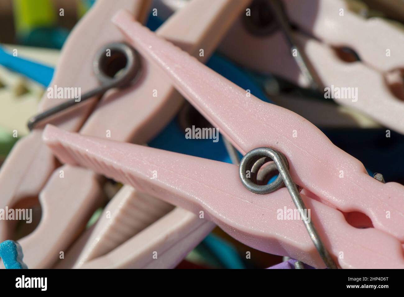 pinzas de ropa de colores en las perchas. pinzas de plástico en diferentes  colores. 14258935 Foto de stock en Vecteezy