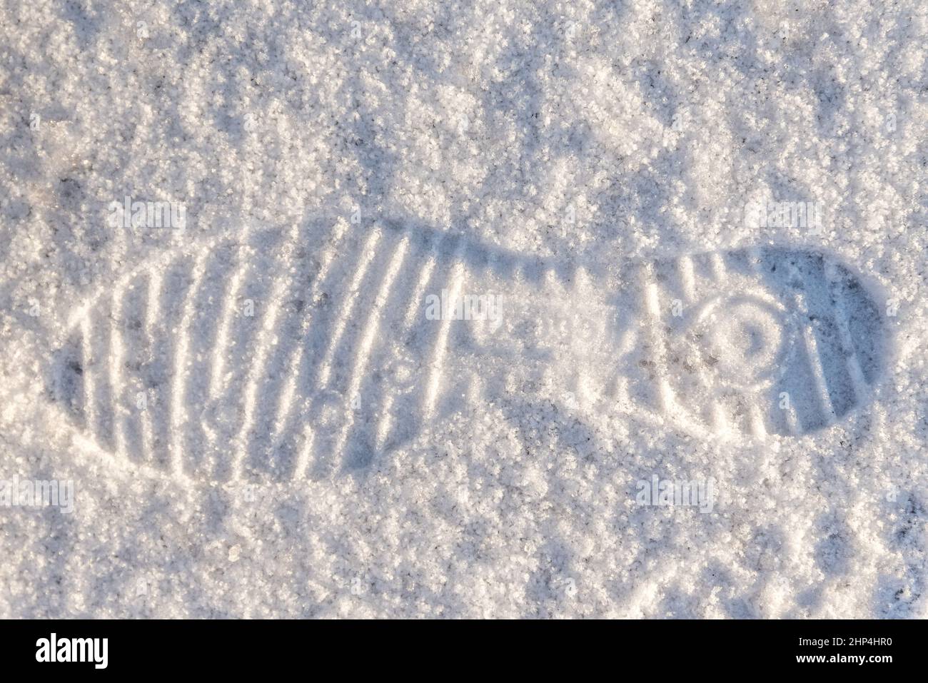 Pisadas y perfil de la suela: Estampado de zapatillas en la nieve, huella Foto de stock
