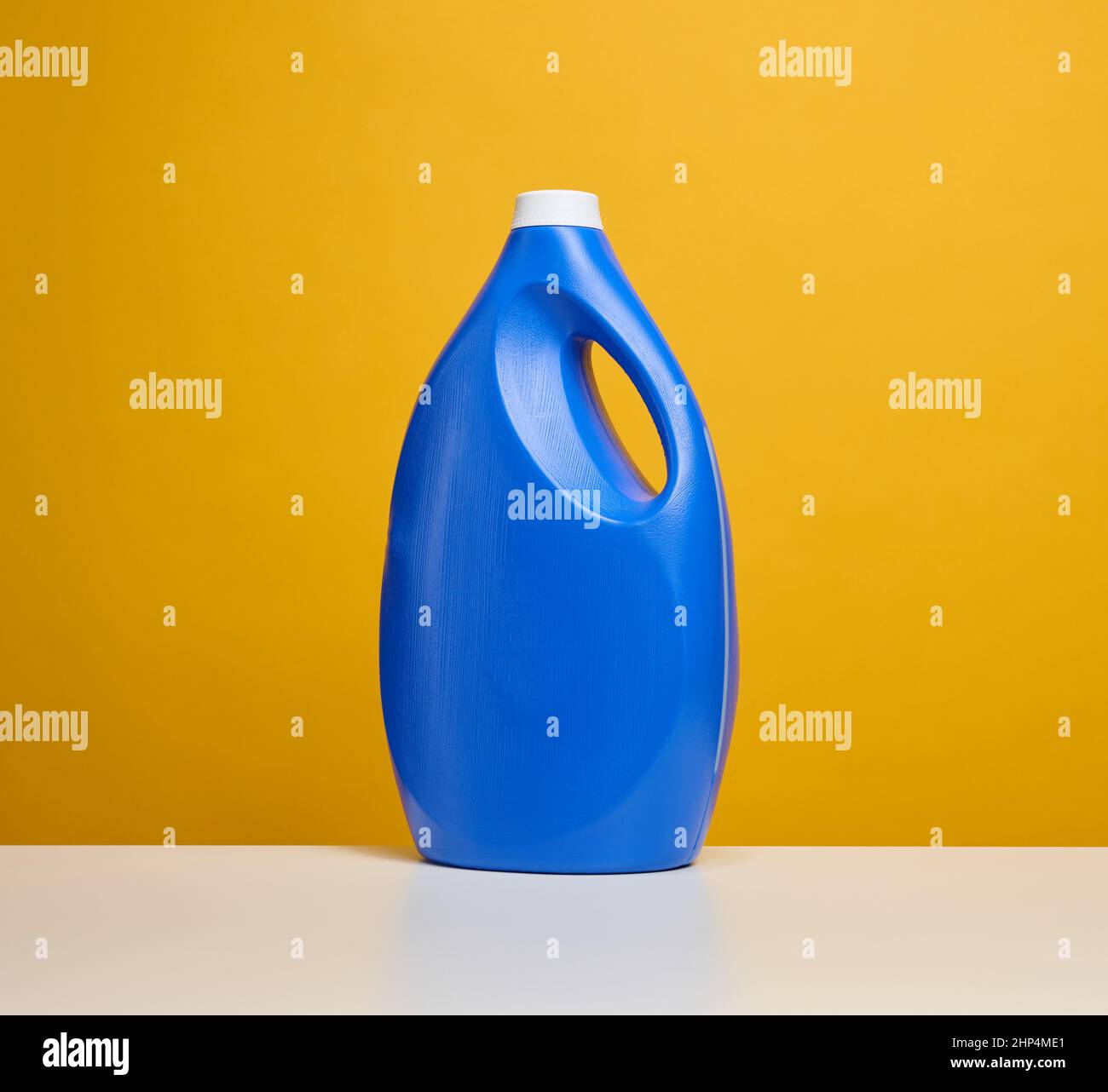 botella azul de plástico con detergente líquido sobre una mesa blanca  Fotografía de stock - Alamy