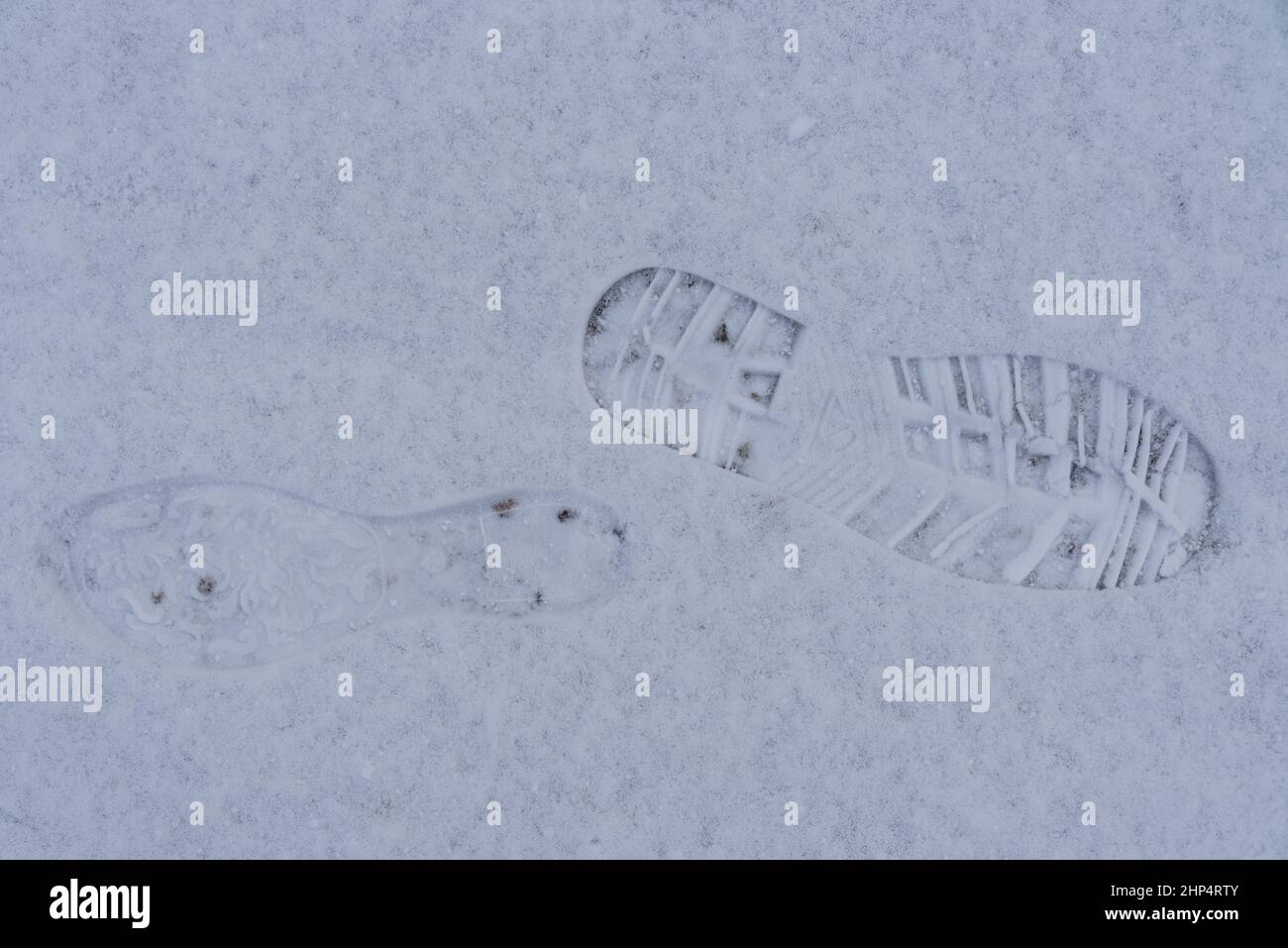 Estampado de zapatillas, huellas en la nieve: Suela y perfil de las zapatillas Foto de stock