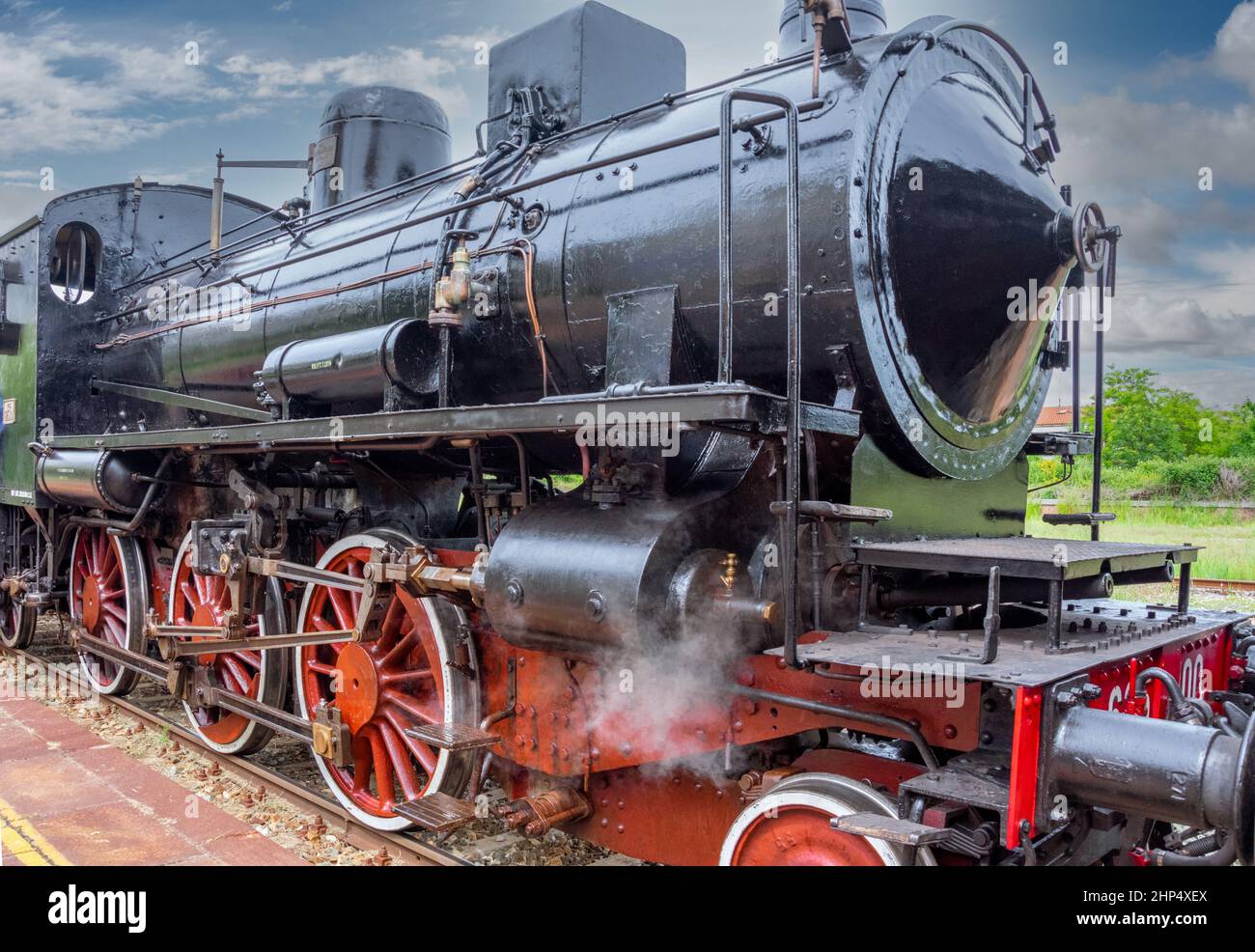 Antigua locomotora italiana de vapor Foto de stock