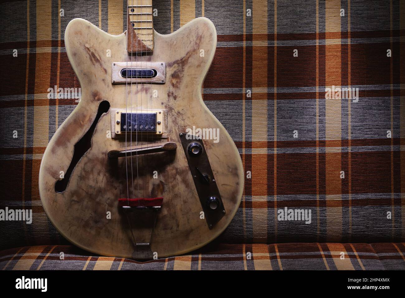 Detalles de una antigua guitarra eléctrica estilo vintage, modelo arctop  con agujeros f Fotografía de stock - Alamy