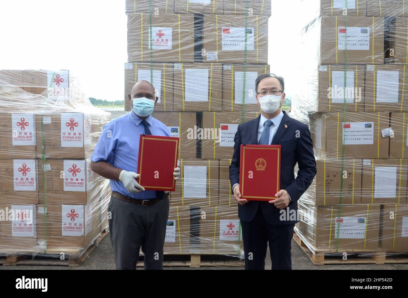 (220218) -- HONIARA, 18 de febrero de 2022 (Xinhua) -- Embajador de China en las Islas Salomón Li Ming (R) y Ministro de Salud y Servicios Médicos de las Islas Salomón Culwick Togamana posan para una foto en Honiara, capital de las Islas Salomón, el 18 de febrero de 2022. Un nuevo lote de suministros antiepidémicos proporcionados por el gobierno chino llegó a las Islas Salomón el viernes para ayudar a la nación insular del Pacífico Sur a combatir la pandemia de COVID-19. (La Embajada de China en las Islas Salomón/Folleto via Xinhua) Foto de stock