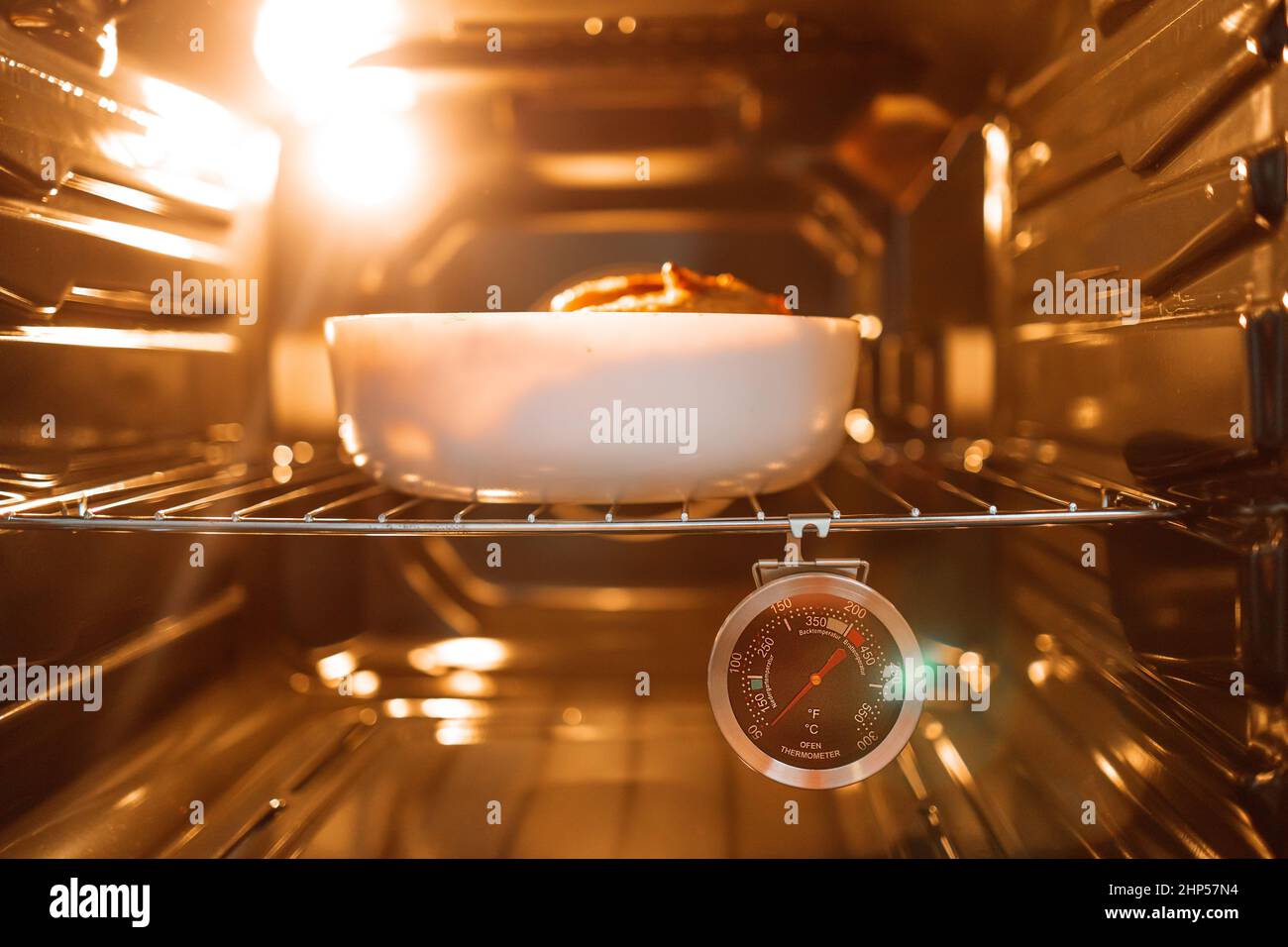 Temperatura del horno para cocinar en un nuevo horno de gas. Pollo horneado  en el horno en una sartén de cristal. Comida casera Fotografía de stock -  Alamy