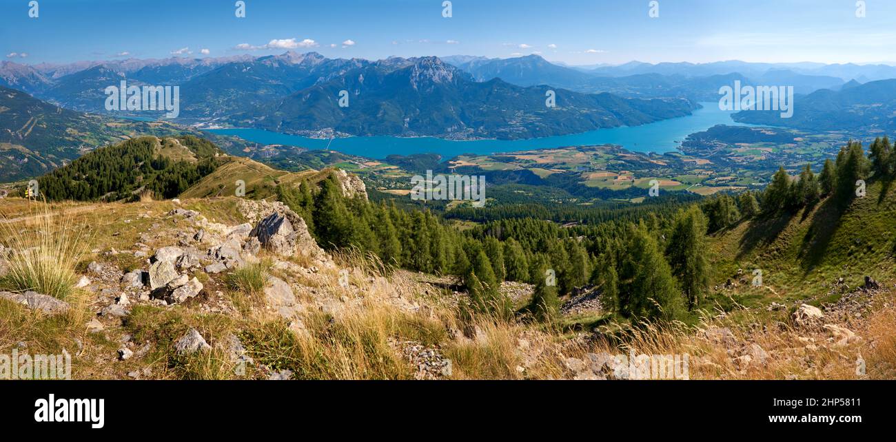 Vista panorámica de verano del lago Serre-Poncon desde el Parque Nacional Ecrins en Altos Alpes (Alpes). Vista elevada en el pueblo de Savines-le-Lac. Francia Foto de stock