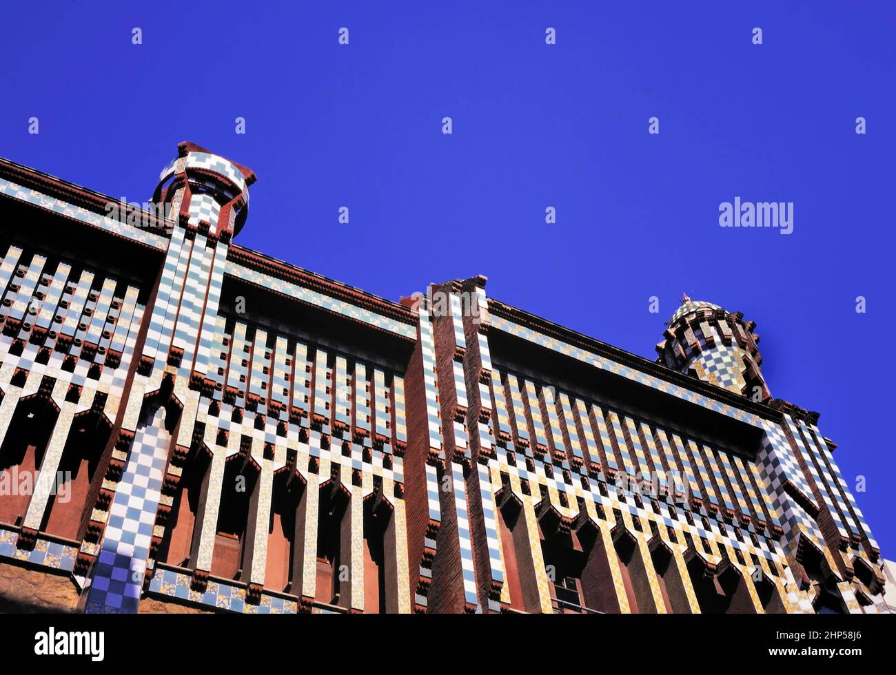 BARCELONA,ESPAÑA-FEBRUAR 18 2022: Casa Vicens, en la calle les Carolines 24, Barcelona, una de las primeras obras de Gaudí. Foto de stock